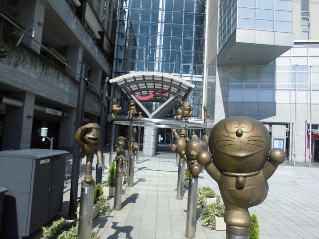 しかし高岡駅前と言えばむしろドラえもんです。ドラえもんメンバーの銅像です。