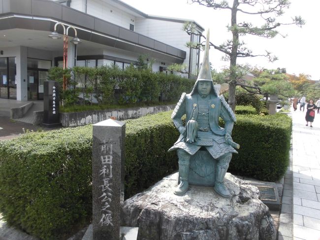 高岡駅の南側に目を転じると、八町通と言う道にはいくつも銅像がありました。これは前田利長の像。