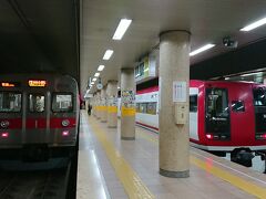 コンビニで食料を買い込み、長野駅のコインロッカーに荷物を預け、長野電鉄へ。
改札前でリンゴとブドウ、食料品が販売されてます。おいしそうなパンを購入。

改札前のスタッフからボランティア参加者用の往復切符を受け取り、ホームに降ります。車内はリュック背負った参加者で埋まってました。

ながでんの制服、男女ともに可愛いですね、撮りたかったな。