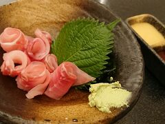 お腹を膨らませるため、またしても草笛さんへ。前日の訪問時と同じ時間だけど、土曜のせいか混雑しています。１人なのに空いてたお座敷にあがらせてもらい、まずは鯉のあらいを、、(*´Д｀) 弾力があって歯ごたえよし！