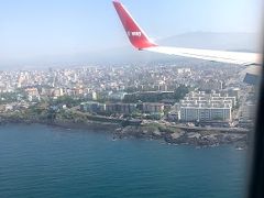 済州島の上空。
ソウルやプサンとは違う風景。空気感もちがって感じます。
それもそのはず、この時期はミセモンジ（PM2.5）がひどかった。
でもいい天気でよかったです。