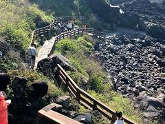済州島は休火山島で、独特の砂や石でできております。
海岸線を気軽に散歩できる遊歩道もあり、
海と風が気持ちよかったです。

少し先に行くと海女さんのエリアがあり、
海産物とお酒をいただくことができるようです。