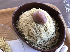 これが、“まるでざる蕎麦！？”と言われるモンブラン。味は栗その物を頬張っているような感じです。要らない物を一切使用していない、そのまま栗でした。中のサクサクメレンゲと素敵なハーモニーを出していました。ごちそうさまでした。
