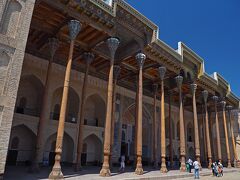 公園から斜めに左手側に進むと、柱が連続した美しい建物：ボラハウズ・モスクに到着した。