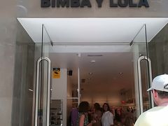 《BIMBA Y LORA》

マドリード、セビージャに続きグラナダでもビンバイロラ詣で
カルメン広場を右に曲がったら偶然みつけた。