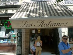 【ロス・イタリアーノス】

人気店だとガイドブックで下調べ済みだったが、店の外まで行列が伸びていて驚いた。