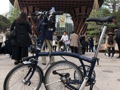 2分遅れで金沢に到着しました。
写真では幾度となくお目にかかったことのある「鼓門」お初にお目にかかります。
あぁなるほど、こういう風になっていたのかと感慨深く眺めていました。
クーポンを引き換え、折り畳み自転車Bromptonを展開し、街の中へ出発！