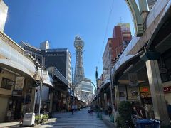 恵美須町駅の出口3の階段を上がると目の前に通天閣！