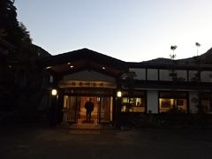 日が落ちるのは早く、さざれ石を見学後、｢揖斐川丘苑」に到着したら、暗くなっていました。