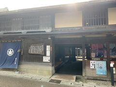 江戸時代に年貢米や木材などを取り扱った豪商「勝川家」。江戸末期の建物で木造２階建て、２軒の建てもので成り立っています。無料で公開されています。