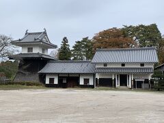 岩村城は日本三大山城のひとつに数えられているようで、現在も1.7kmに及び壮大な石垣が残されている。