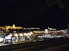 床屋さんが終わるとすっかり日が沈んでおり、ブタペスト観光の定番の鎖橋と王宮の夜景を見に行きます。ブタペストに来たら必ず一度は見ないと！