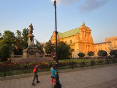 街歩きを再開します。

Mickiewiczowi Monument