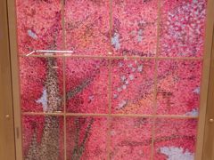 テレビで見るよりはるかに色が映えて迫力がすごい作品でした。