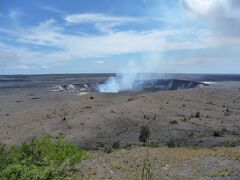 『ハレマウマウ火口』

キラウエア火山の巨大なカルデラを見学。
その中にあるハレマウマウ火口には、有名な火の女神ペレが棲んでいると言われています。
噴煙が立ち昇っていて、大きなクレーターにびっくり。
圧巻です。
