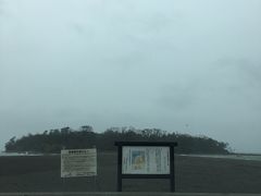 雨の沖ノ島
車窓のみです。
前来たね～と思って寄ってみました。
晴れてたら降りたけども…
残念ながら雨、砂と雨で大変なことになるのが目に見えていたのでね。
子供は出たがっていました。