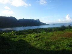 カピンガマランギ村の外れよりソケース島（左がソケース山　右がソケースロックを見ます。）