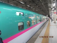 　仙台で東北新幹線に乗り換えです
　例によって、秋田新幹線のラインカラーがピンクのこまち27号・秋田行の後ろに、ラインカラーはグリーンのはやぶさ27号・新函館北斗行が連結されていました。
　盛岡までノンストップの約40分間でした。
