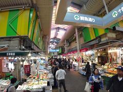 2日目。
ゆっくり起きて、朝食を食べに近江町市場へ。
土砂降りの雨だったので、タクシーで行きました。

ちょうど10時くらい。
まだ午前中だし、昨日行列で入れなかった回転寿司行こう！
と思ったら、昨日よりすごい行列です。
えぇぇぇぇぇっ。こんな時間から並んでるとは。
読みが甘かったね。