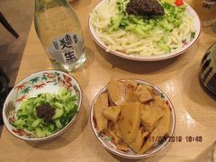 　じゃじゃ麺を、地酒「南部美人」でいただきました
　じゃじゃ麺は、食べ方を店のスタッフに教えてもらいながら、先ず、麺と味噌を混ぜ合わせて口に入れますが、酢とニンニクの風味がしました。
　名前で注文した「南部美人　本醸造 生貯蔵酒」は、すっきりした飲み口で、甘口と辛口の中間でした。
