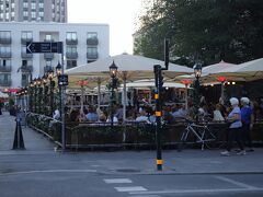 Medborgarplatsen駅で降車、、
観光地ストックホルムの真ん中から、、
美味しいストックホルムの家庭料理を求めて、、
セーデルマルム島にやって来ました（＾＾

最後のストックホルムのデイナーは
景色の良い高級レストランにしようかと迷いましたが(あくまでVIEW好きkuritchi^^）
老舗の家庭料理レストランを選択～♪

現在のセーデルマルムはストックホルムの若者やクリエイター、アーティストなどに人気のおしゃれなお店やカフェが並ぶエリアで
ストックホルムの人々が一番住みたいと思っている憧れの場所♪だそうです、、

なるほど、、地下鉄の駅の周りはとても いい雰囲気～♪
広場には人々が集い、、テラス席のあるレストラン、、
見ているだけでウキウキしてきます～♪
