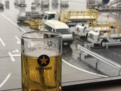 成田第一南のお気に入りのお店から朝ビール！時間的に発着が多くて飛行機を眺めながらニヤニヤです。