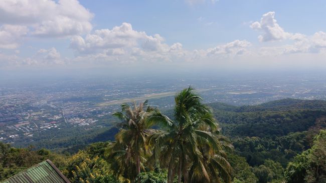 ワットドイステープ<br /><br />最初の観光<br />チェンマイといえば　ワッと驚くワットプラタートドイステープ　到着。<br />イエーイ<br />チェンマイ市内から車で40分位。<br />チェンマイ一番の人気観光地だとか。<br />1080mのステープ山、境内から見下ろす風景<br />さっき到着したチェンマイ空港も見えます。<br />チェンマイ空気美味しいぞー　本当？<br /><br />※ハイ。初の海外。スマホ盗まれないかな？なんておっかなびっくりだったので、記念すべき　初の海外旅行のバンコク空港ラウンジや機内の写真が無いんです　泣　叔母が　プレミアムシートの座席プレゼントしてくれたのに。