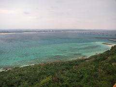 展望台からの景観。
くもり空でも海の青さは健在。