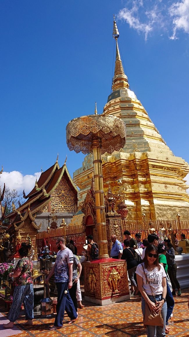 ワットプラタートドイステープ<br />別の角度からも　ハイ　チーズ<br /><br />タイ語でハイ　チーズってなんて言うのかな？<br /><br />観光客も多かったですね<br />様々な国の人が多くいました。<br /><br />タイの寺院は、男女共に服装注意必要なんですよね。<br />ここも服装の制限があります。女性は肩が見えてはいけない、短いスカートダメなどあるので注意しましょう。<br />あと、靴脱いで拝観する場所もあるので、替えの靴下持参か、裸足になるならウエットティッシュ必要です。