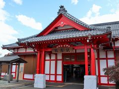 弥彦駅は、神社風の造りで素敵です。