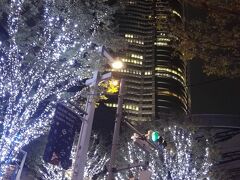 振り返ると六本木ヒルズは青白い光の中。
これは軍配は東京タワーに上げるな。