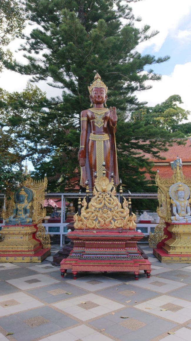 こんな仏像もありました。<br />　手が　やはり　日本と違いますね??