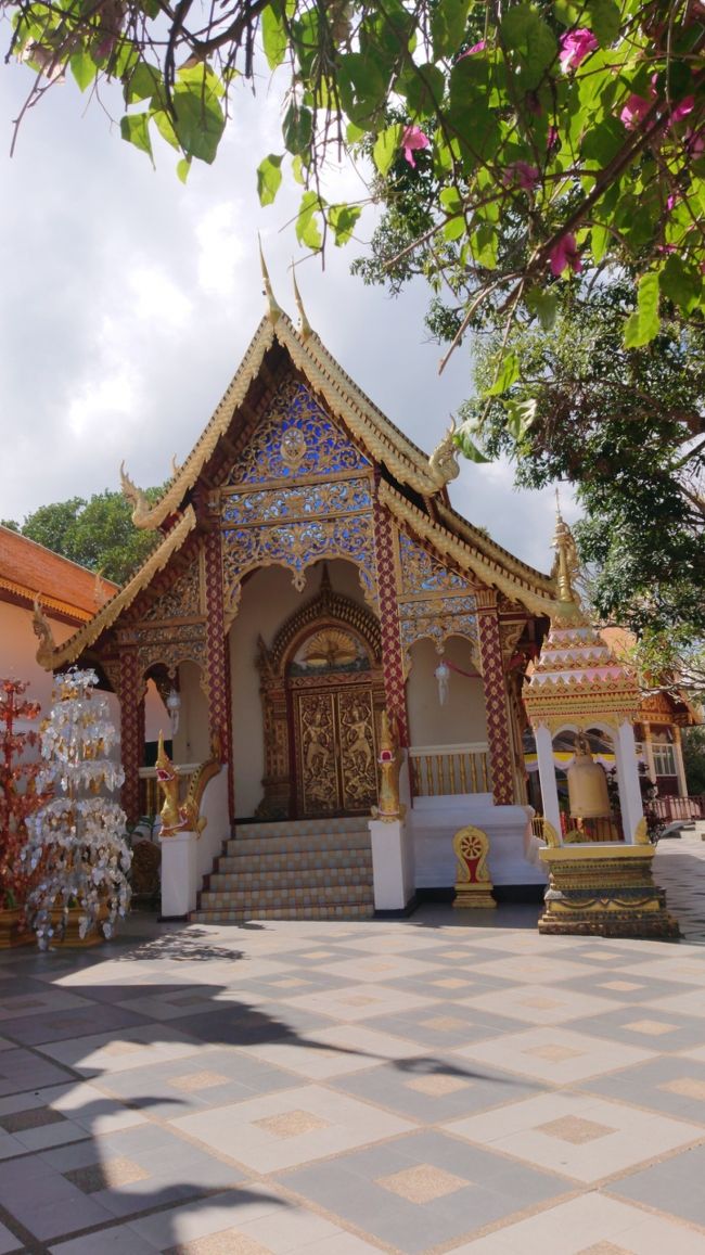 このお堂も名前忘れた。。。タイトルも一緒に写真取ればよかった。<br /><br />装飾、色合いがタイっぽいデスの??<br />ブーゲンビリアのような花も咲き乱れ美しかった。<br />