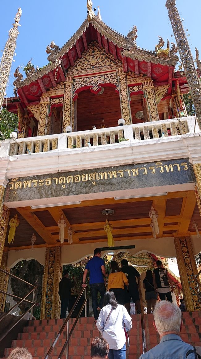 寺院門より礼拝堂へ続く階段348段　二匹の龍がいる階段有名ですが、今回みんなシニアってことで　笑　ケーブルカー利用しました　フフフ<br />距離にして100メーターぐらいかな。<br />なので高齢者の方や、足腰弱い方でも、見学出来ますよね。<br /><br />拝観料込みで50バーツです。