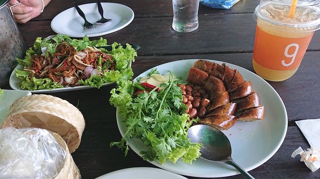 頼んだのは、レモングラスティー<br />カオニャオ、ソーセージ　青マンゴーサラダ、トムヤムクン、豚肉の蜂蜜煮込<br />です。<br />メニュー名前写真撮るべきでした。<br />悔しい。<br /><br />レモングラスティーというと、いかにも　ハーブっぽい、レモンの味がして爽やかってイメージで注文しましたが、ガムシロ沢山アイスティーって味でした。<br />タイでドリンク頼むと、甘いの何のって。<br />暑い国は甘いの好み？<br /><br />トムヤムクン写って無いですが、さすがに美味しかった。<br />辛くてなかなか飲み干せなかったけど。<br /><br />あと、マンゴーが熟す前の青い時、細く切ってサラダにして食べるんですって。<br /><br />ご飯は、みんなが知ってるあの、ひょろっと細長いタイ米と、『カオニャオ』という、猫みたいな名前の餅米があるんです。<br />写真左下の、　竹籠の容器で出てきました。<br /><br />全部美味しいです。<br />ただ、タイ料理は辛めです。<br />涙、汗、鼻水　垂らしながら食べます