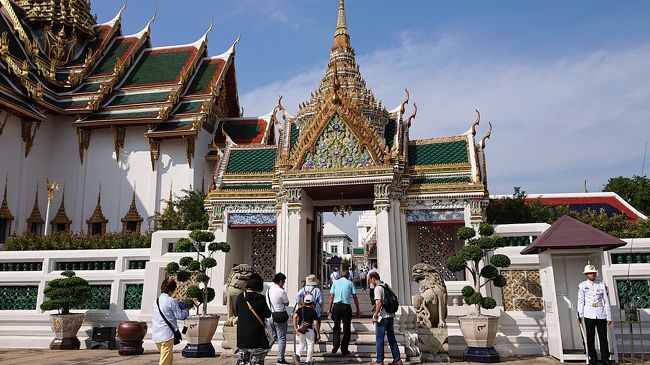 ワットスアンドーク<br /><br />気温は日本の夏なので、帽子、日焼け防止の長袖とか必要ですね<br /><br />