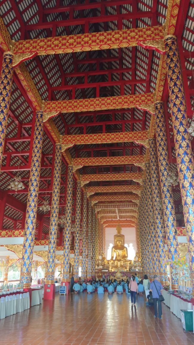 ワットスアンドーク<br /><br />白い仏塔が有名ですが、実は、この本堂の中が美しいんですって<br />同行してもらった日本人のmさんに教えてもらいました。<br /><br />入場料20バーツです。