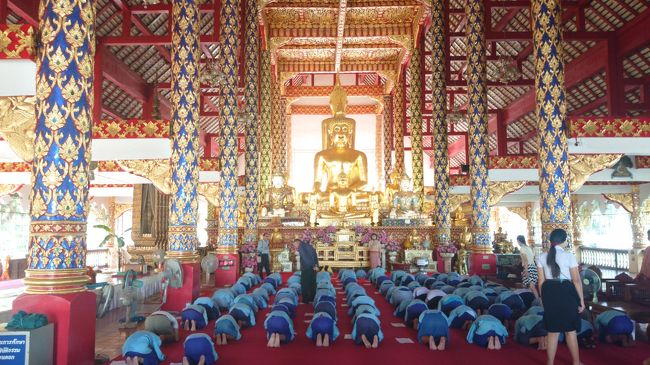 写真下手っぴ<br /><br />中は広いし天井は広いし　美しいです<br />柱の青が実に美しい<br /><br />ボキャブラリー少なくてうまく表現できないけど。<br />この写真で大した事ないじゃんって思わず、是非生で見てください<br /><br />感動がすごい