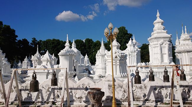 チェンマイで最もエレガントと言われてる仏塔<br /><br />寺院ではなくて、チェンマイ王家のお墓なんだとか！！