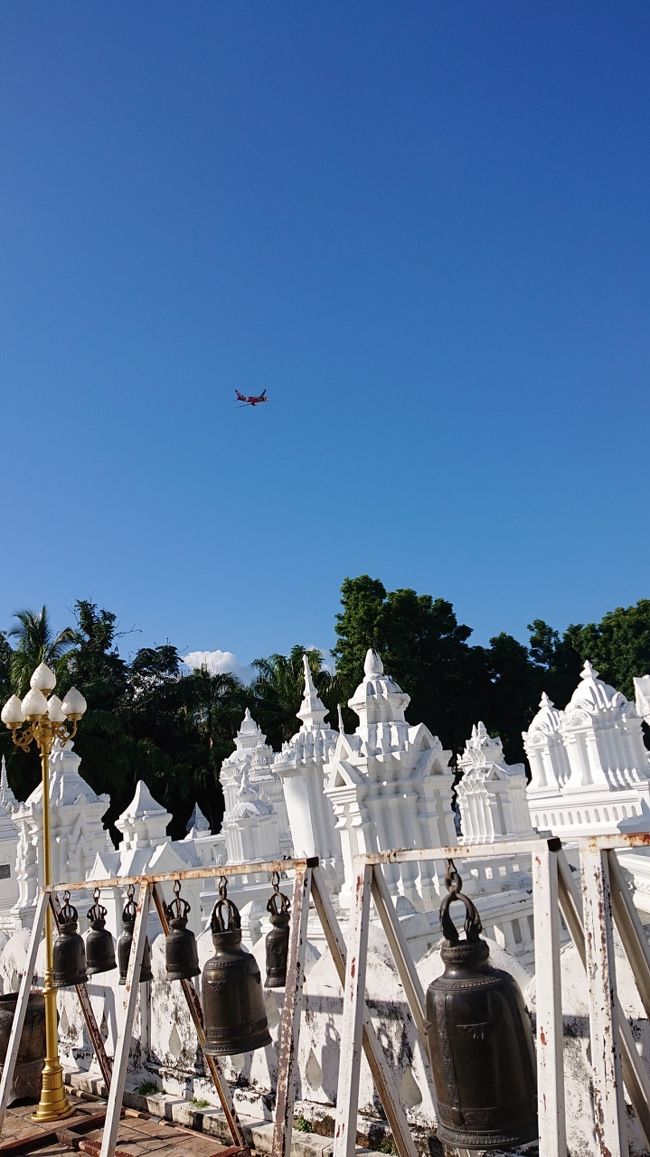 この白い仏塔を見るだけなら　無料です。<br /><br />夕方のせいか？そこまで観光客多くないですね。