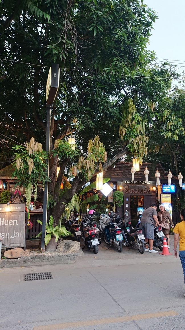 レストラン　ファンムアンジャイ<br /><br /><br />入り口です。見た目が　アジアンって雰囲気<br />女子が好きそう<br /><br />さっき食べたばっかりなんですけどね。