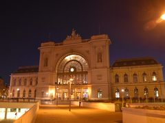 というわけで本番、ブダペスト東駅から出発です。
朝6時ですが、10月の夏時間終了前ということもあってまだ夜明け前です。