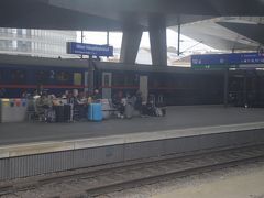 あっという間にウィーン中央駅到着。
むこうのホームにはNightJetが停車しています。