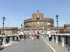 橋を渡ってローマ市内へ