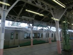 向かいのホームに停車しているのは、先ほど、行き違いをしている電車だと思った電車。
反対方向（直江津行き）であることは間違っていないのですが、正確にはこの二本木駅で行き違いを行うわけです。