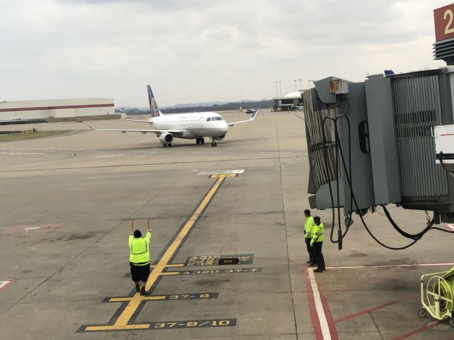 使用機材がヒューストンから定刻通りに到着です。この機材は、前の晩にオマハとサンフランシスコを2度ほど往復、夜中にサンフランシスコからダラスに移動し、この日の朝一番にダラスからヒューストン、そして当地です。国内線の機材は本当に酷使されています。