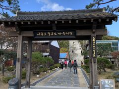 目抜き通りに面した門をくぐると丘上に築かれた神社へ向かう参道。