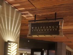 本日のディナーは２０時スタート！！

場所は！！

またまた！！！

ウルフ・ギャングです♪♪

20時なのに日本人客がたくさん待っていました。

夜の８時ですよ　ｺﾞｼｺﾞｼ(-_＼)(/_-)三( ﾟДﾟ) ｽ､ｽｹﾞｰ!

予約を入れていたので、すんなりと席へ！！

昼と同じ良席でした♪♪