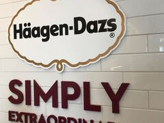 仕上げはハーゲンダッツ！！

大変美味しゅうございました♪♪

今回の旅は・・・

なぜか？？？

写真を撮るのを忘れている事が多すぎです・・・

この後、

甘い物の後は、塩辛いマックポテトやろ！！

買に行きましたが・・・・

ポテトL　4.95＄　(;￣Д￣)なんじゃと？

買うのをやめました　(ＴｍＴ)ｳｩｩ･･･

夜の１０時すぎです。。。

眠くなってきました　ヽ( ￣○)ゞ。o○ﾌｧ~~♪

って言うか・・・

1日中眠いです・・・

時差ボケが治りません・・・

年かな？！

一読ありがとうございました　<(_ _*)> ｱﾘｶﾞﾄｫ

続きはその3でお会いしましょう　ヾ(@^▽^@)ﾉ~~~~~~~~~ﾏﾀﾈｰ