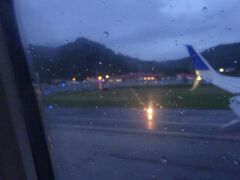 チュークの空港（ウエノ島）（飛行機が１時間遅れているため、機外には出られませんでした。）
